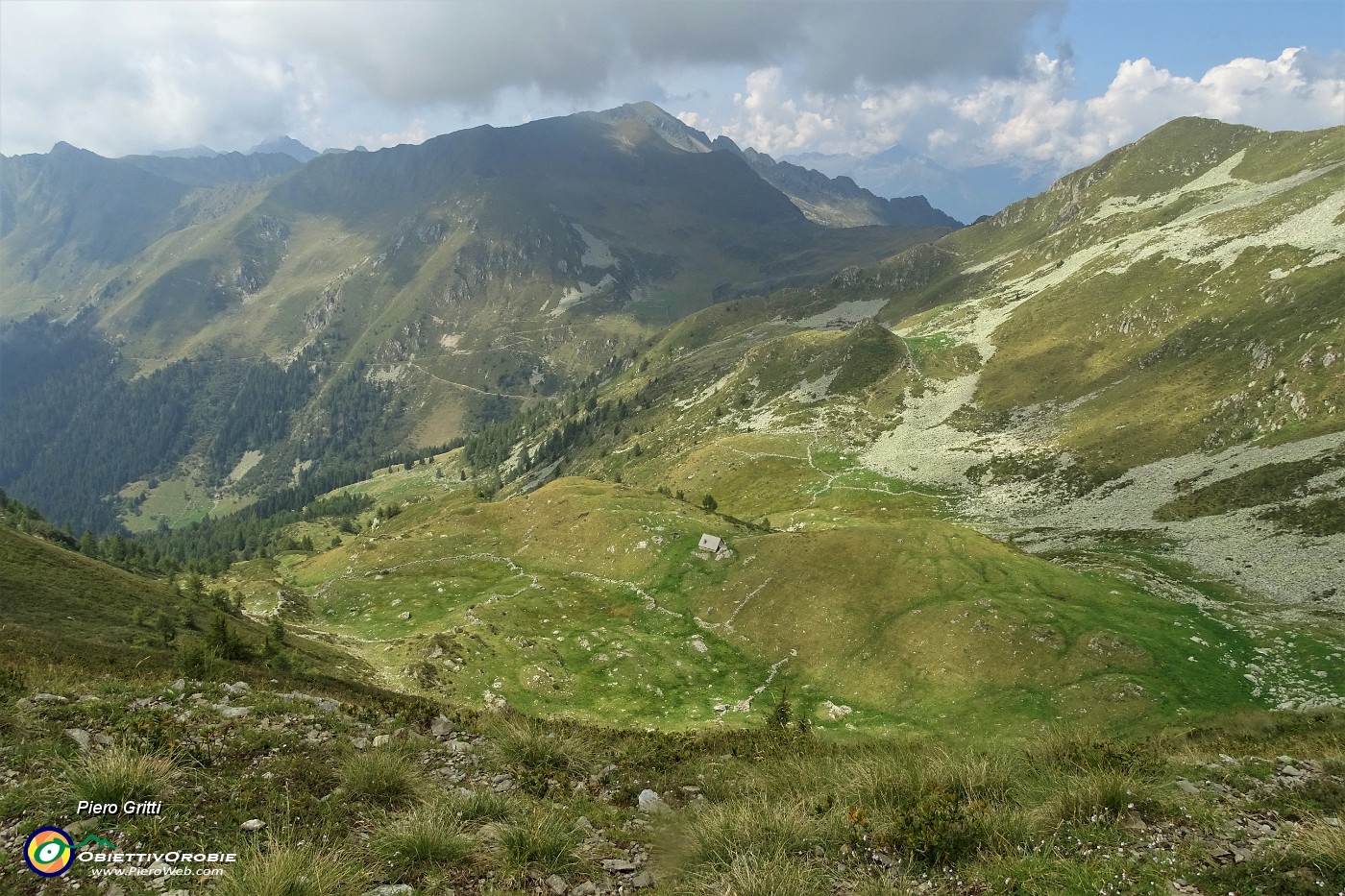 64 Dal Monte Arete vista sull'alpe di Baita Pianadei.JPG